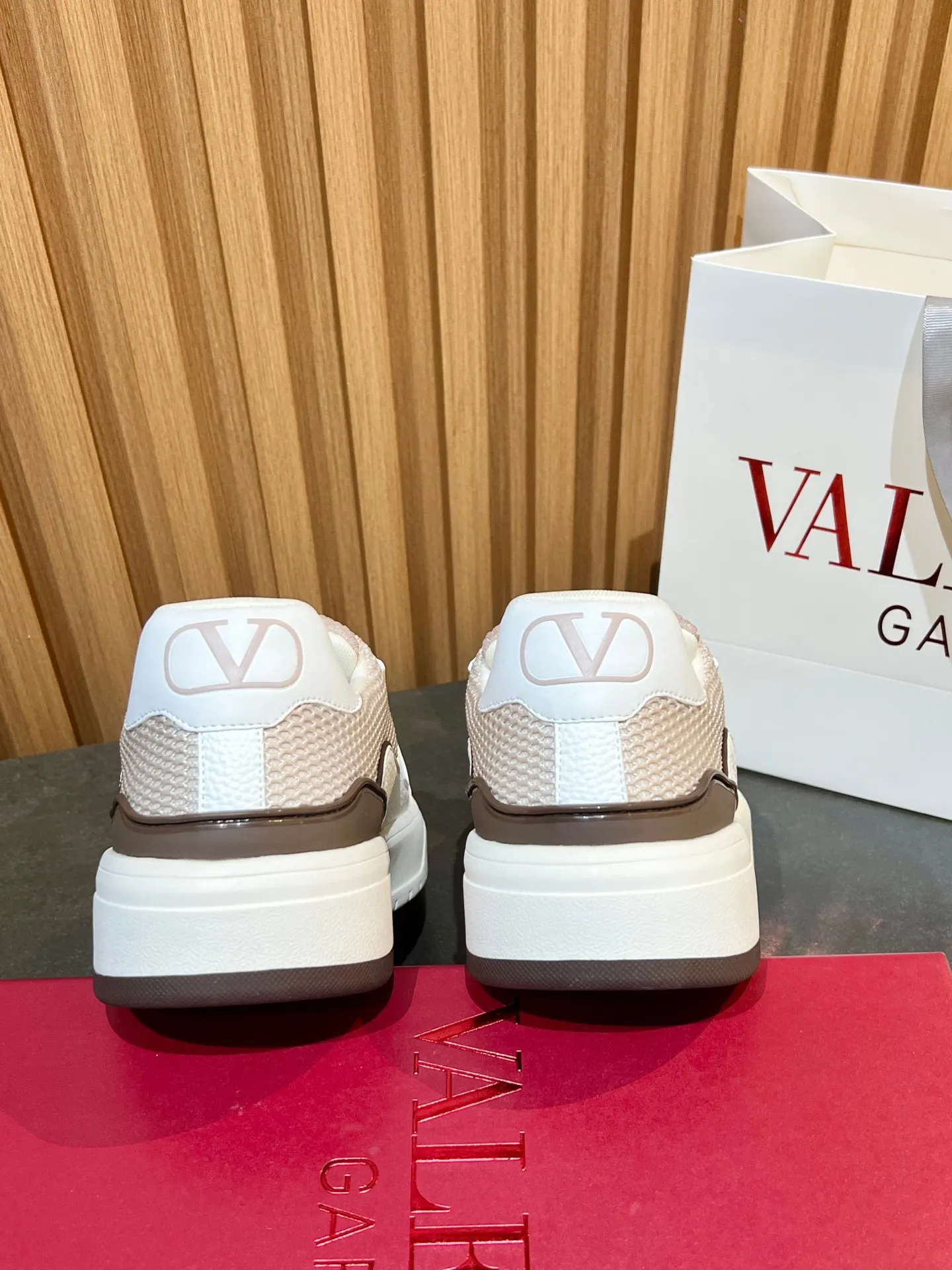 Men's men's shoes 💰640 VLNT Valentino 𝑶𝒏𝒆𝑺𝒕𝒖𝒅 Couple's sneakers series Valentino 2025 latest couple's sneakers, same style for celebrities, hot sale. Original ZP purchase and dismantling. Repeated pattern making and modification. Trying to restore 1:1 original version! Top luxury masterpiece, soft and comfortable, breathable and light, combines fashion and leisure, brings excellent and elegant texture and excellent on-foot comfort. Top purchasing version upper: imported high-end breathable mesh/original oil edge craftsmanship. Inner: imported mesh. Outsole: original development 𝐓𝐏𝐔 two-color combination outsole. Packaging: original configuration complete package. Code number: 35/44 (customized 45 46). Can be customized (self-labeled - no label) order.